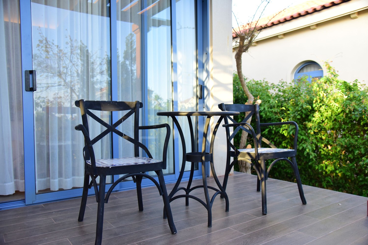 Czarne meble na kameralnym patio w zieleni fot. Pexels