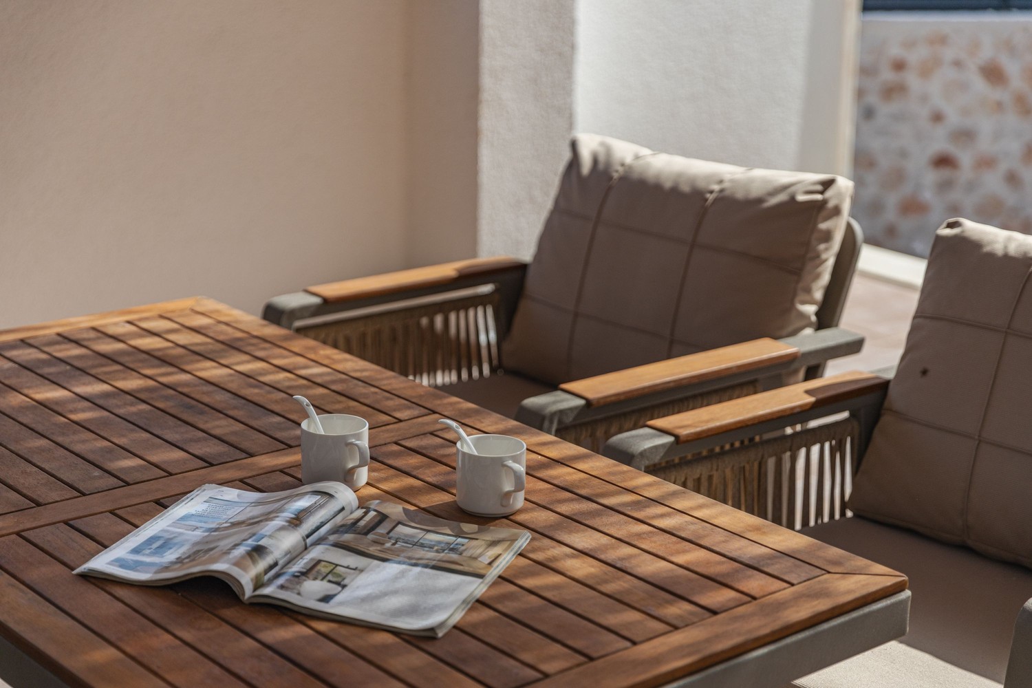 Drewniany stół na beżowym patio fot. Pexels
