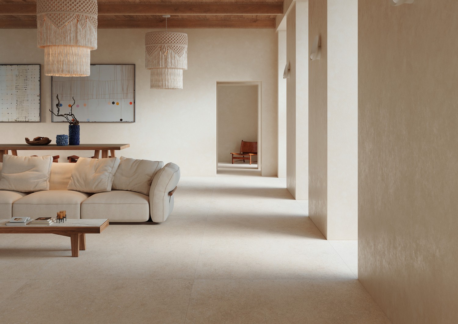 Organiczny salon z beżową płytką i drewnem. fot. Marazzi