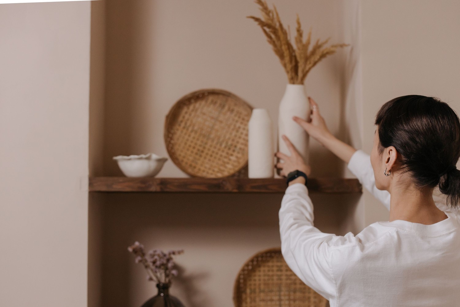 Boho półka z wazonem i rattanem fot. Pexels