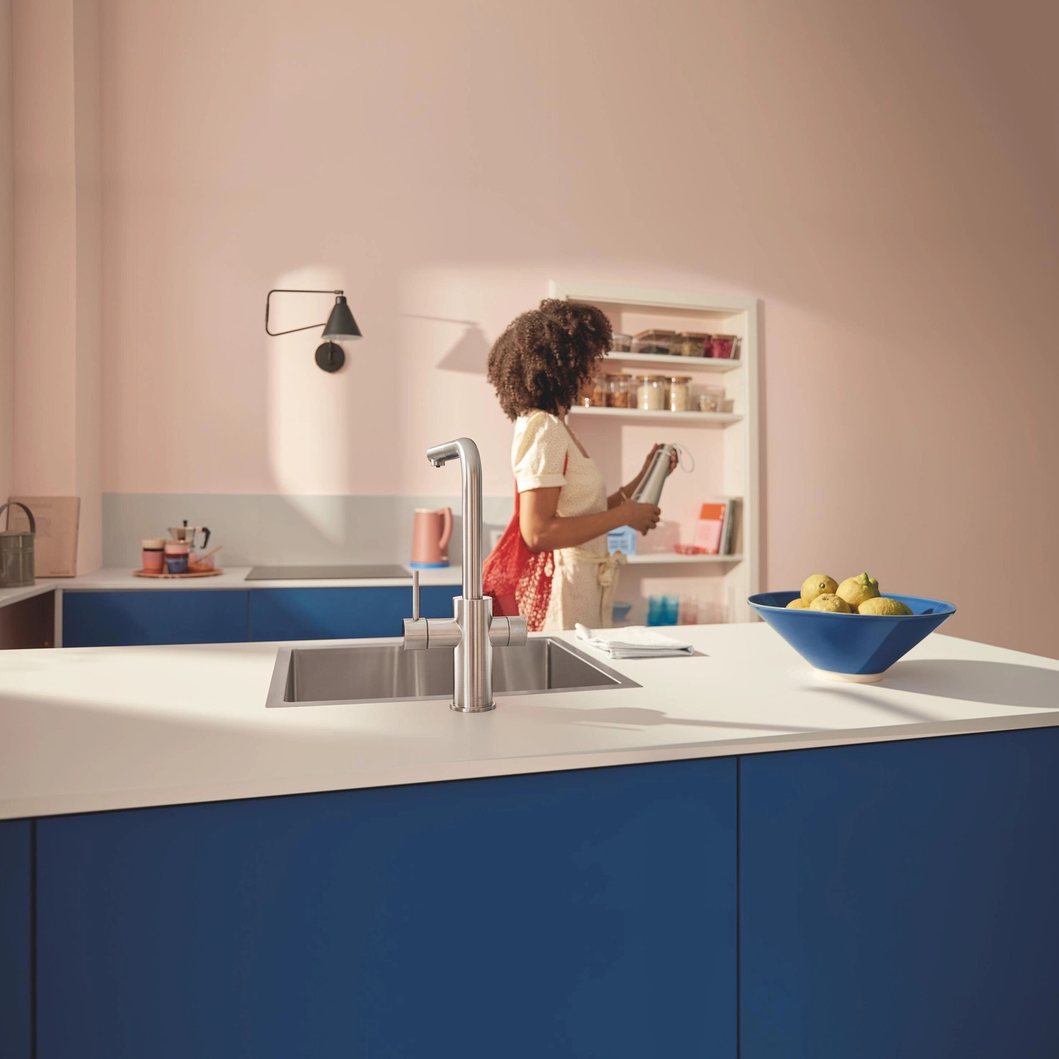 Niebieska kuchnia z wyspą i baterią fot. Grohe