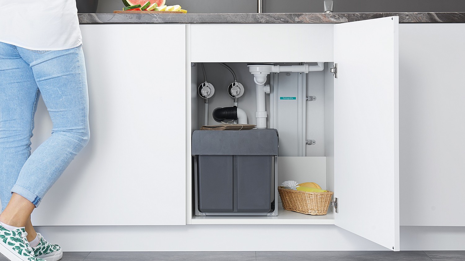 Biała szafka kuchenna z koszem pod zlewem fot. Hansgrohe
