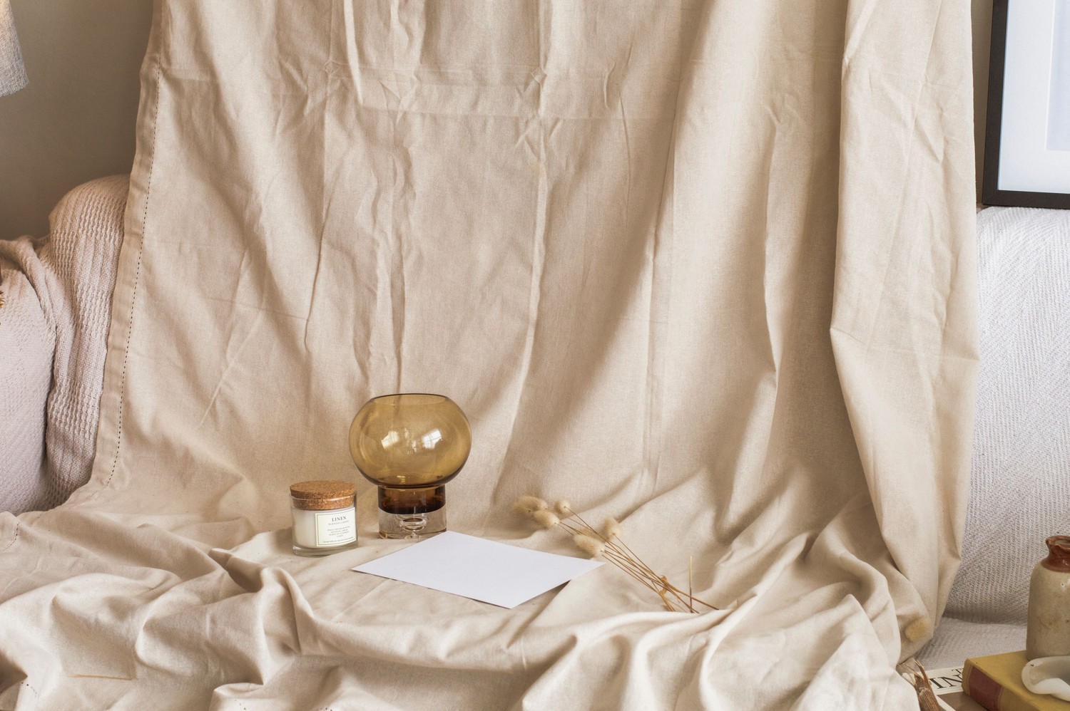 Beżowa dekoracja w duchu wabi-sabi fot. Pexels