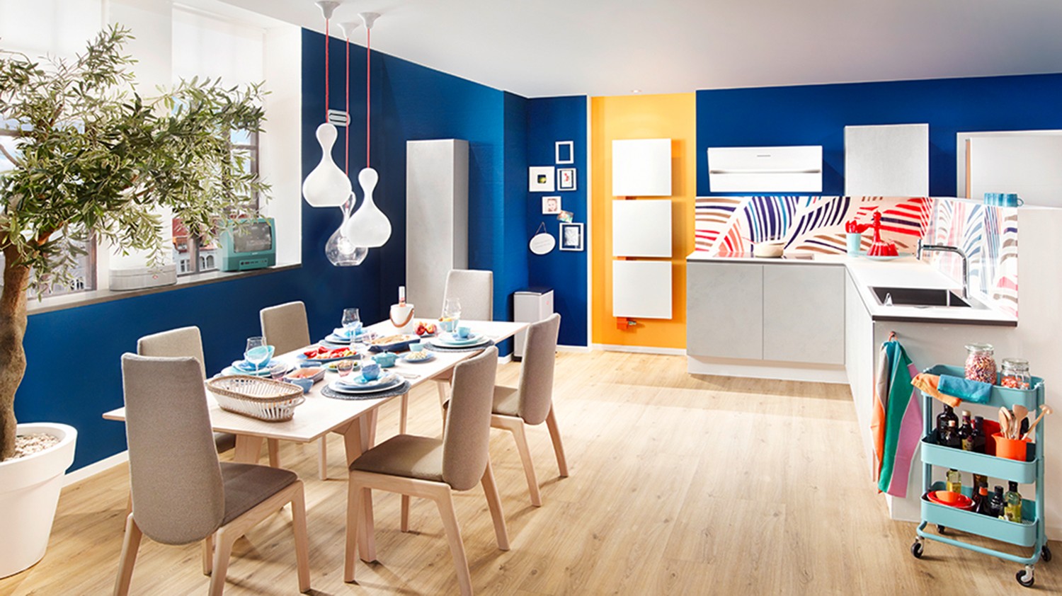 Eklektyczna kuchnia z jadalnią w błękicie fot. Hansgrohe