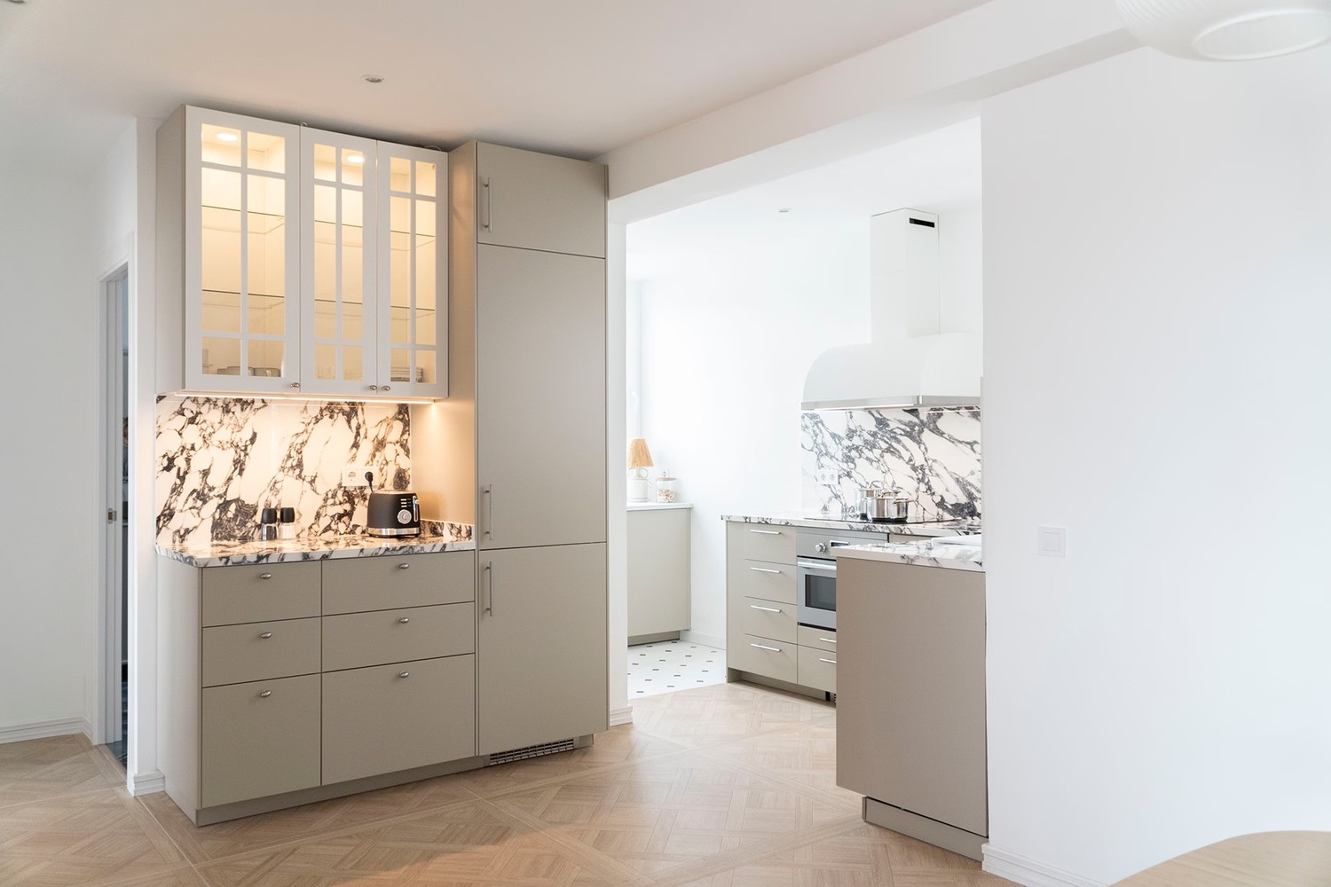 Klasyczna kuchnia z marmurowym blatem i witryną. fot. Porcelanosa