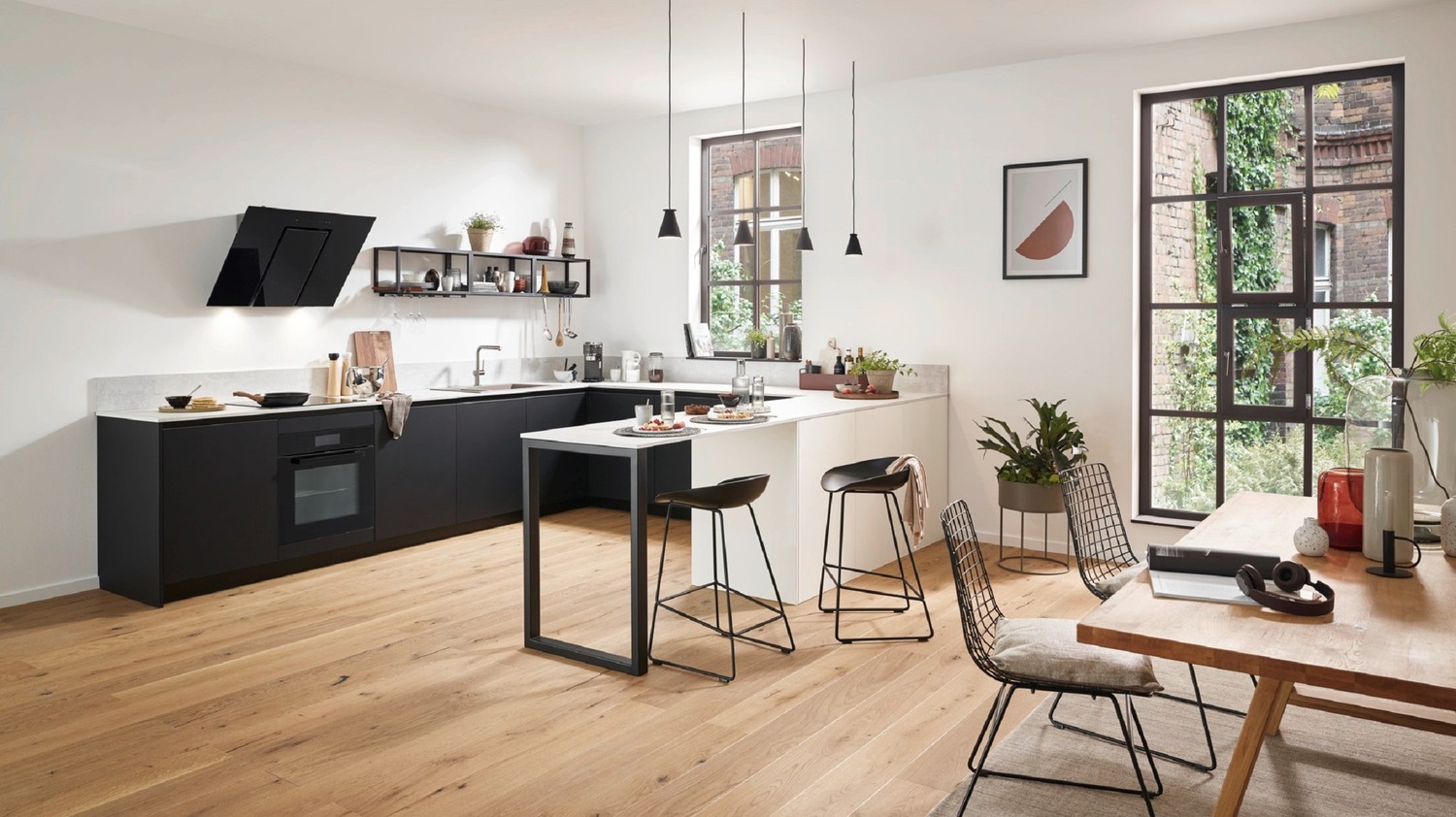 Minimalistyczna kuchnia z wyspą i czarną baterią fot. Hansgrohe