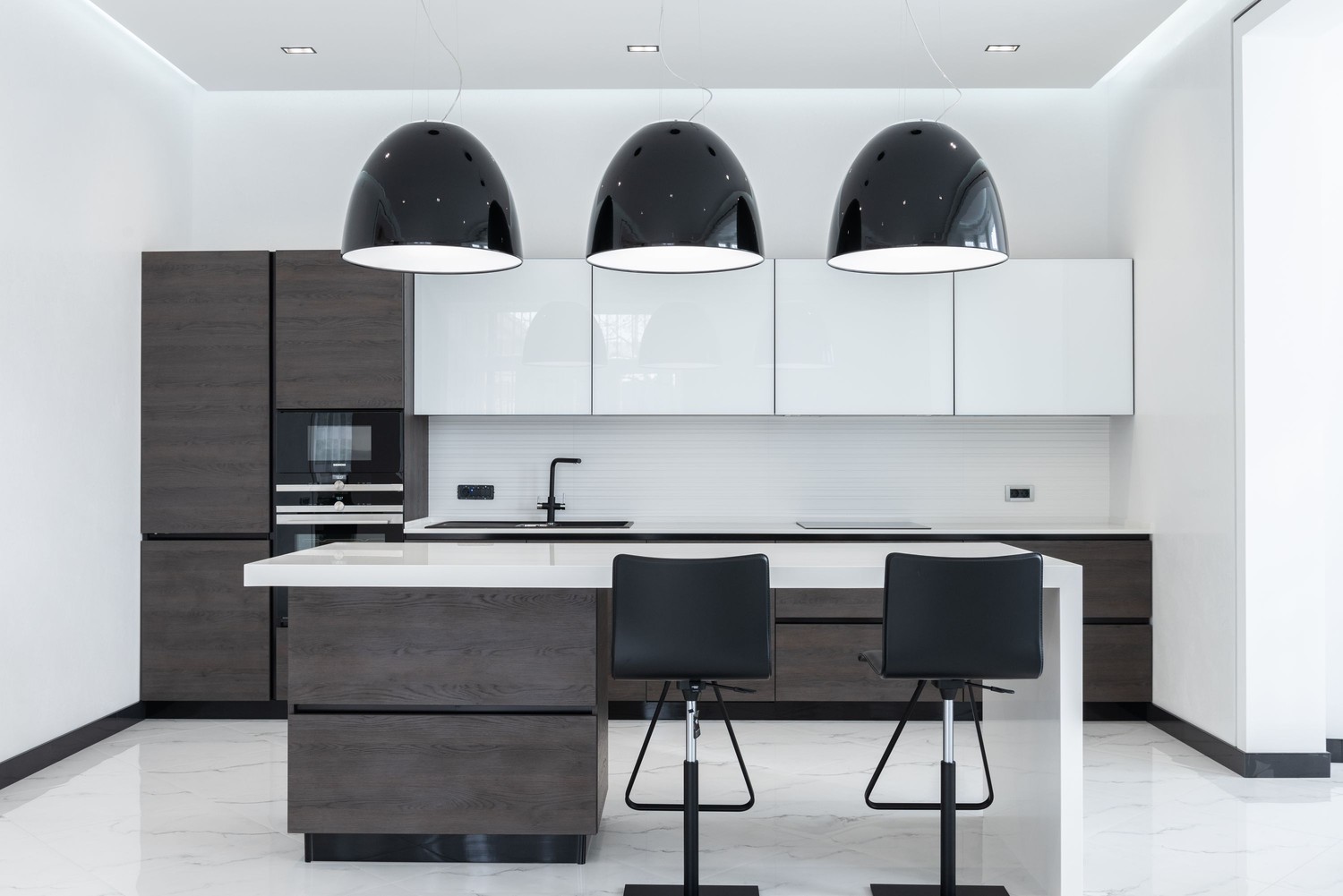 Minimalistyczna kuchnia z wyspą i czarną lampą fot. Pexels