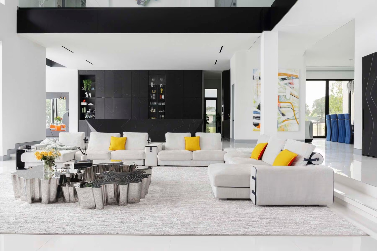 Minimalistyczny salon w bieli i czerni z żółtym akcentem. fot. Porcelanosa