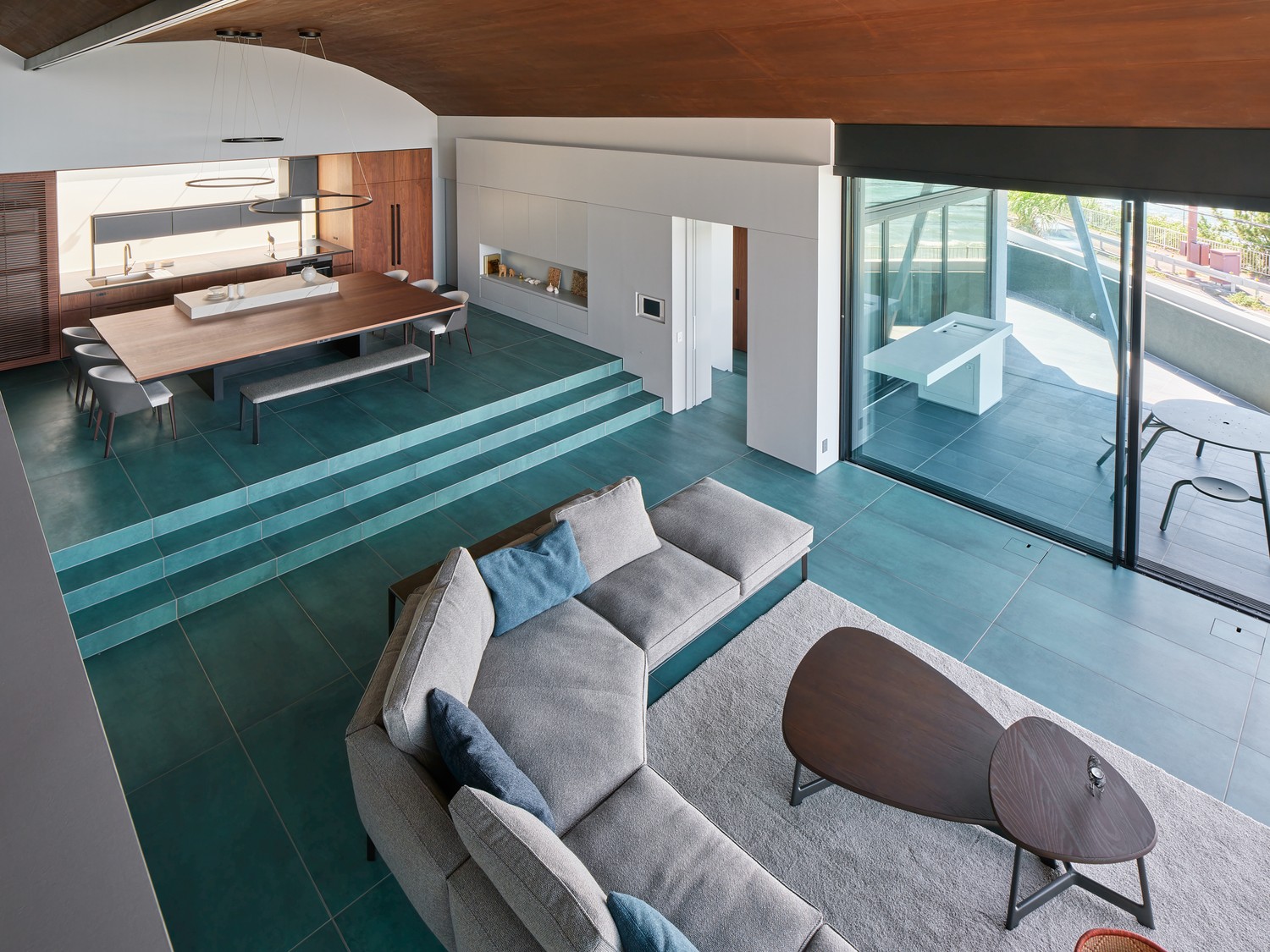 Minimalistyczny salon z kuchnią i jadalnią fot. Hansgrohe