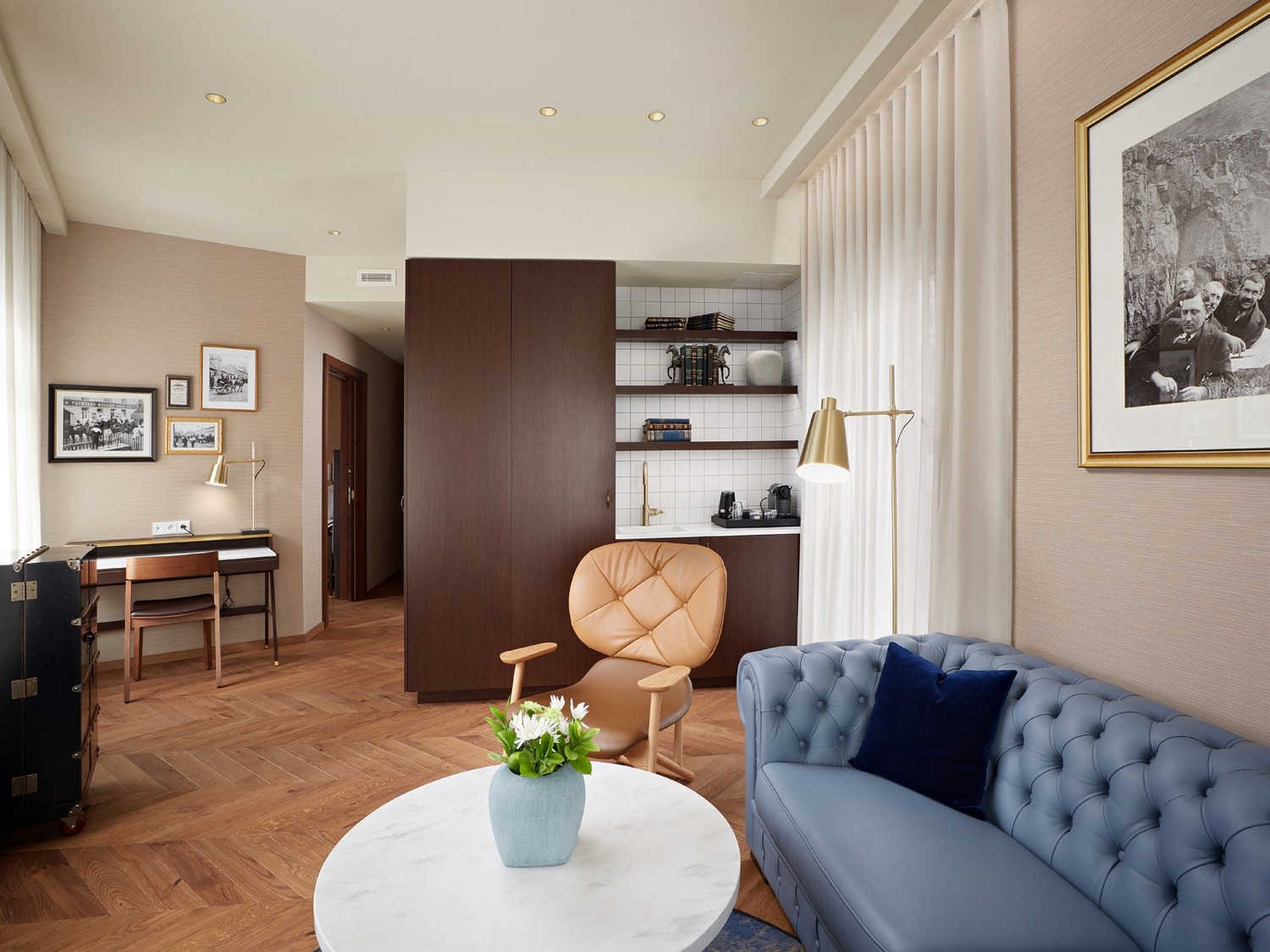 Elegancki salon mid-century z marmurowym stolikiem fot. Hansgrohe