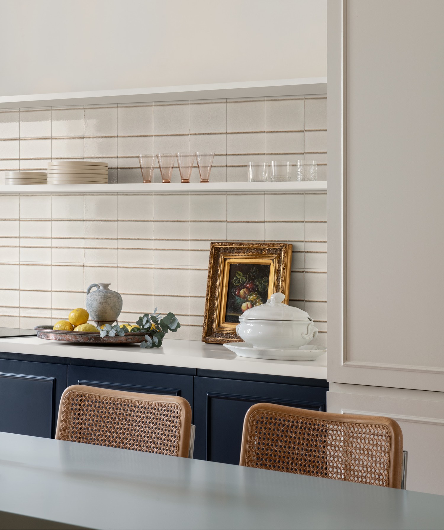 Klasyczna kuchnia z beżową płytką i rattanem. fot. Marazzi