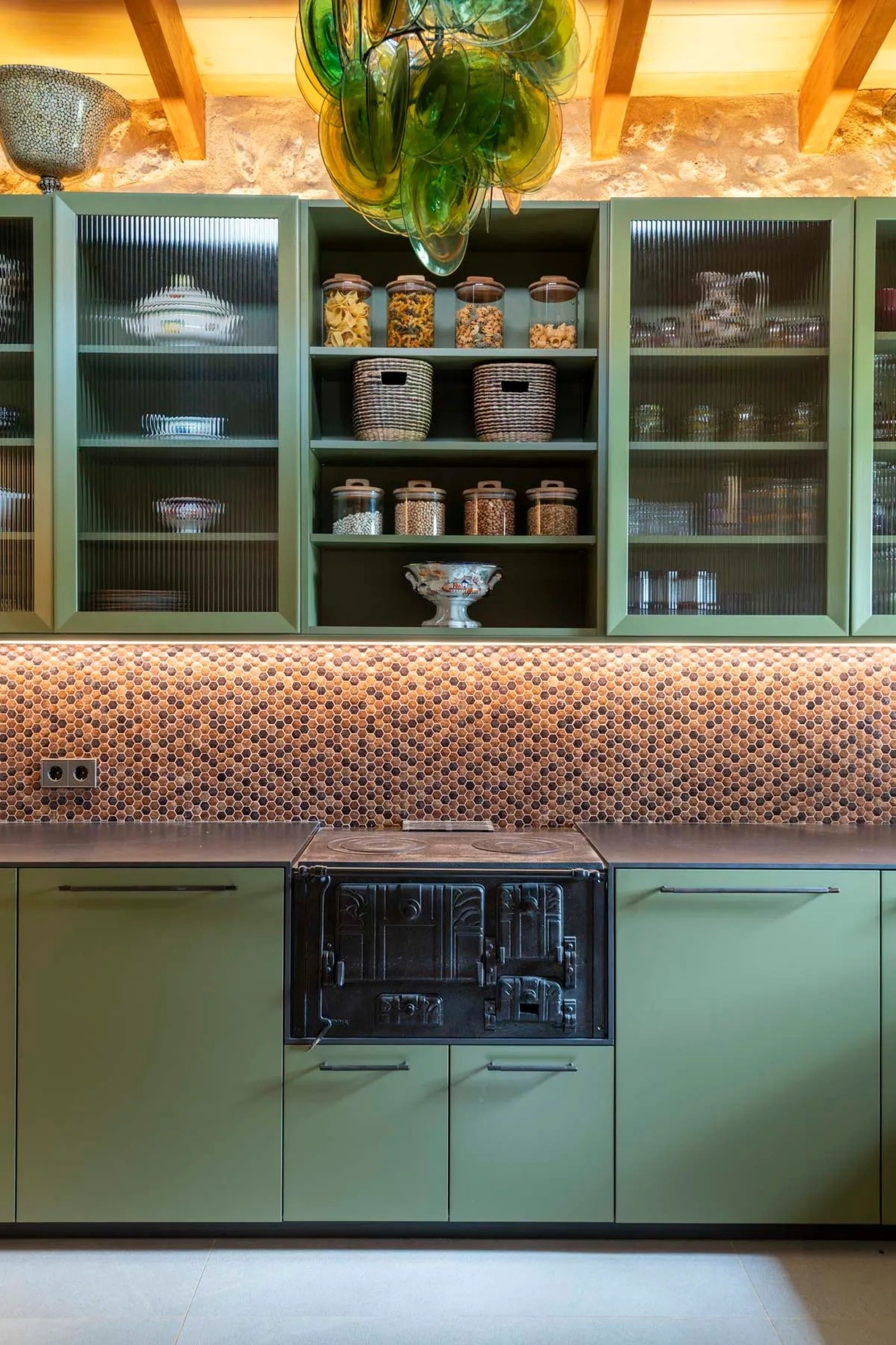 Rustykalna kuchnia z zieloną zabudową i mozaiką. fot. Porcelanosa