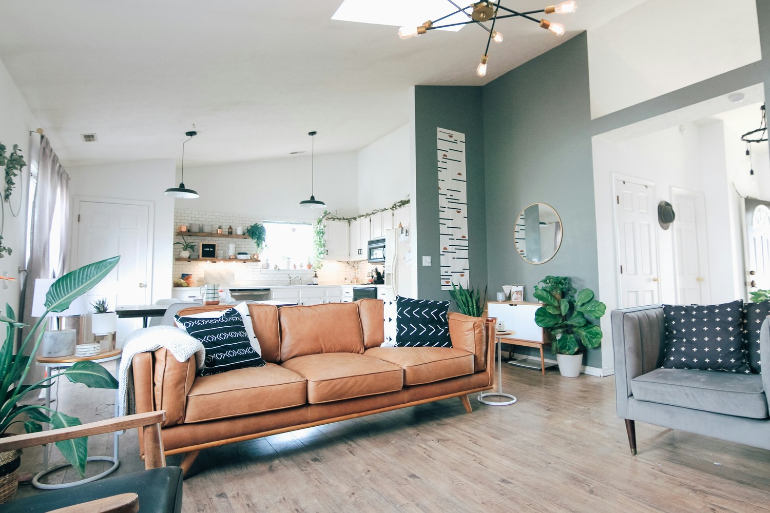 Skandynawski salon z aneksem i skórzaną sofą fot. Unsplash