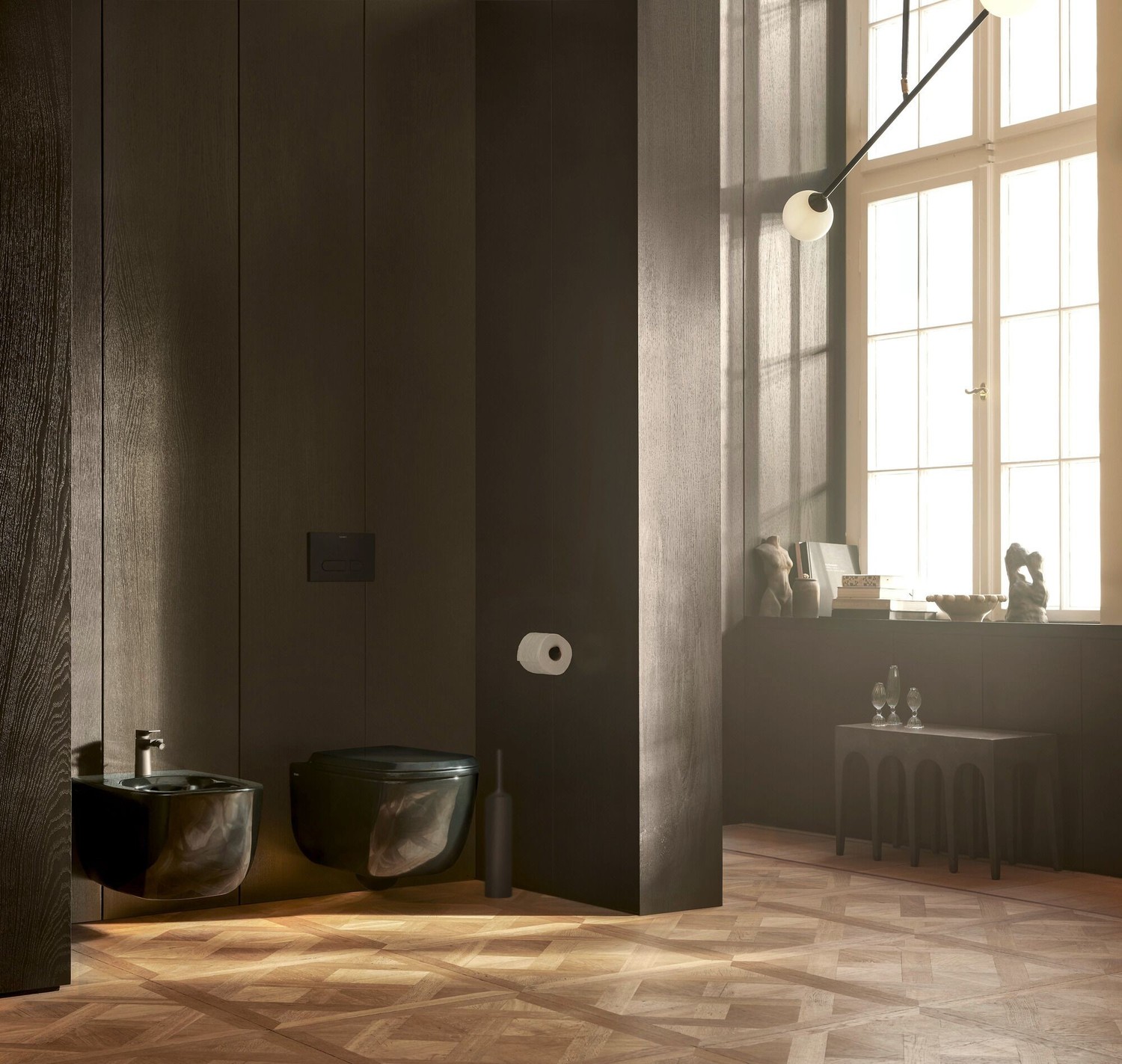 Czarna toaleta i bidet w eleganckiej łazience, fot. Duravit