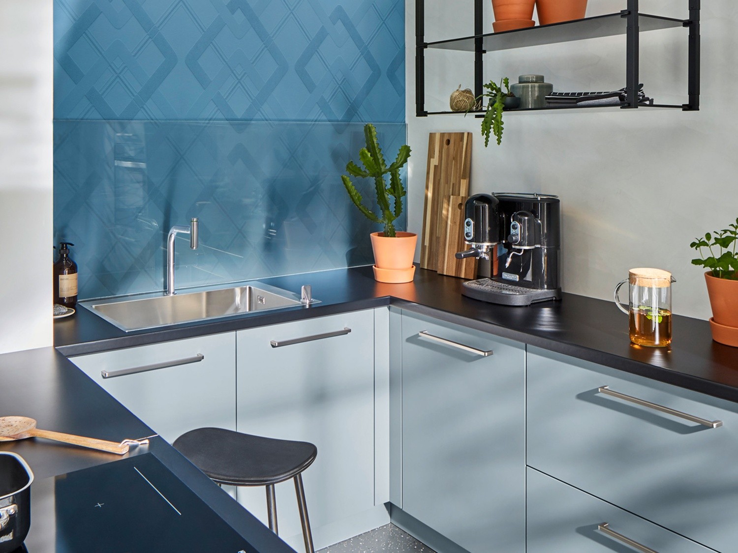 Industrialna kuchnia z niebieskim zlewem i czarnym blatem fot. Hansgrohe