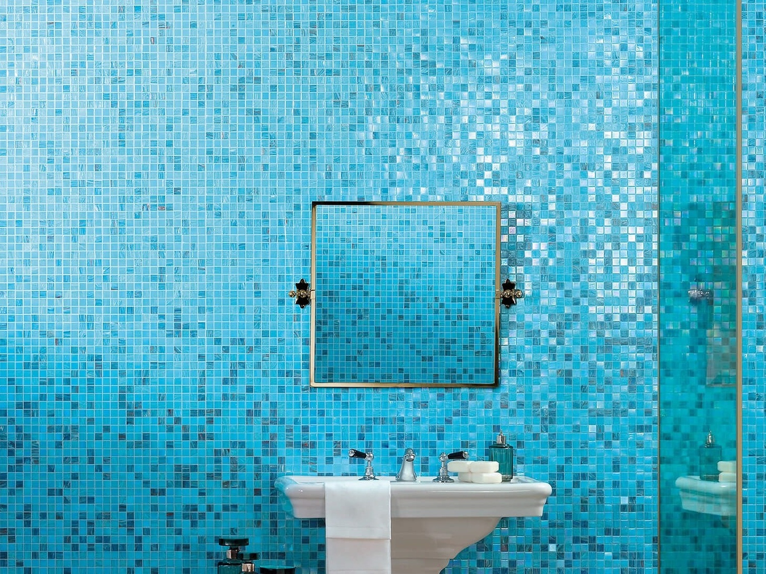 Turkusowa łazienka z retro umywalką i lustrem fot. Bisazza