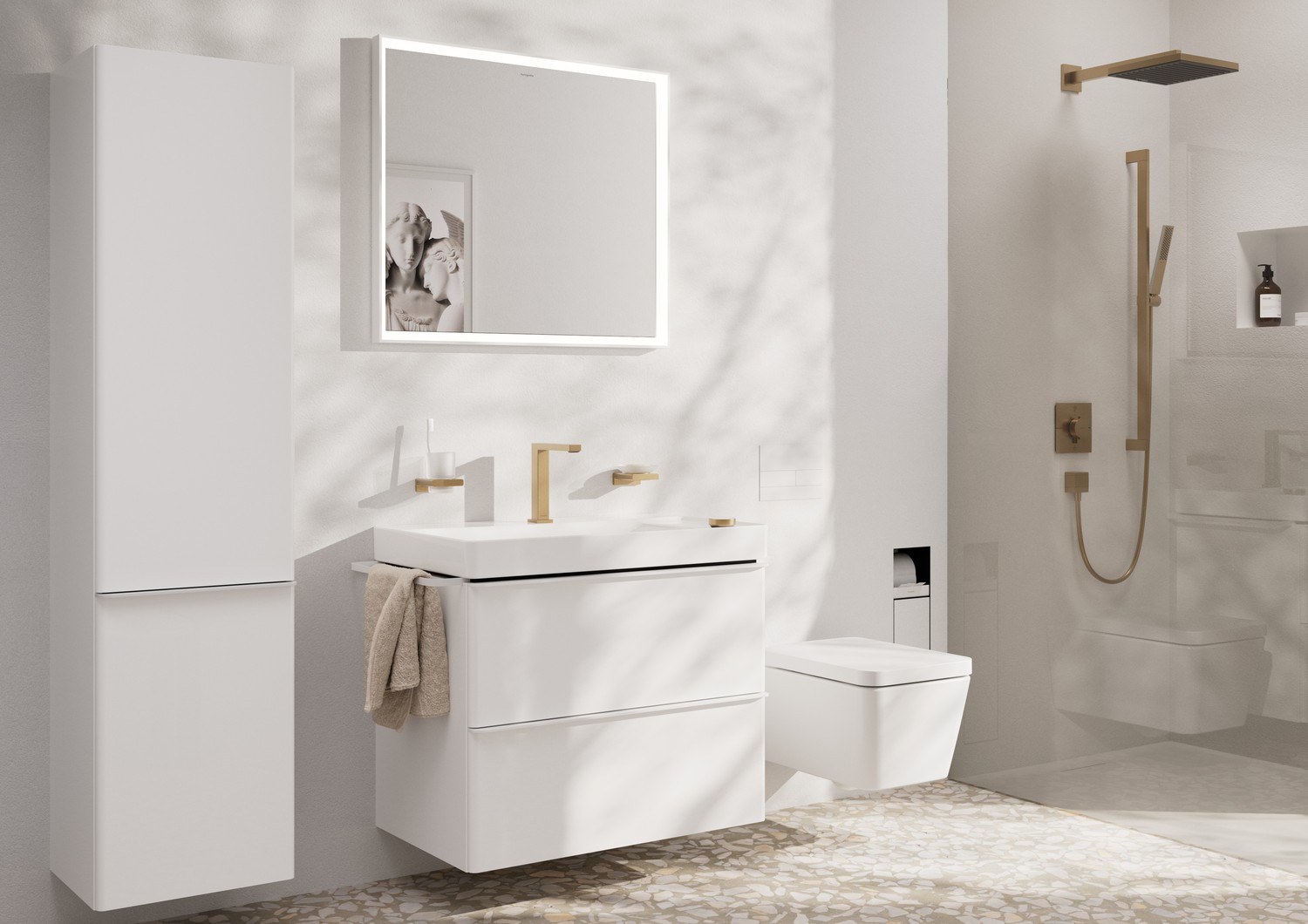 Minimalistyczna łazienka ze złotą armaturą i lastryko fot. Hansgrohe