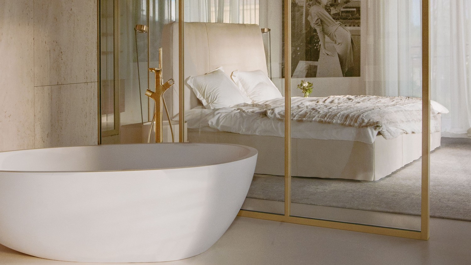 Biała wanna przy sypialni w stylu quiet luxury fot. Hansgrohe