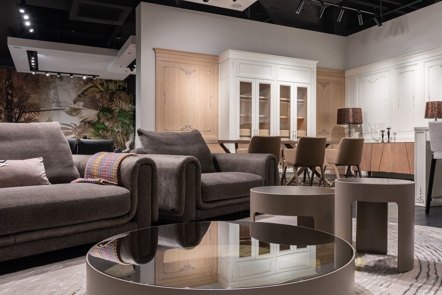 Klasyczny salon z jadalnią w beżu fot. Pexels