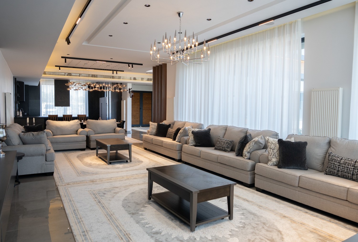 Przestronny salon modern classic z beżową sofą fot. Pexels