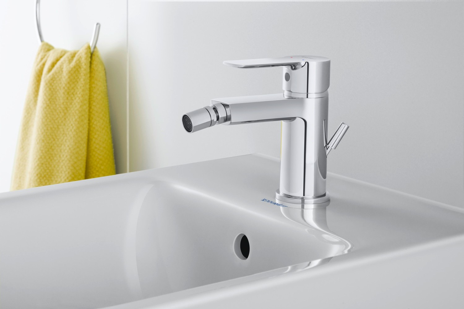 Biała umywalka z baterią bidetową fot. Duravit
