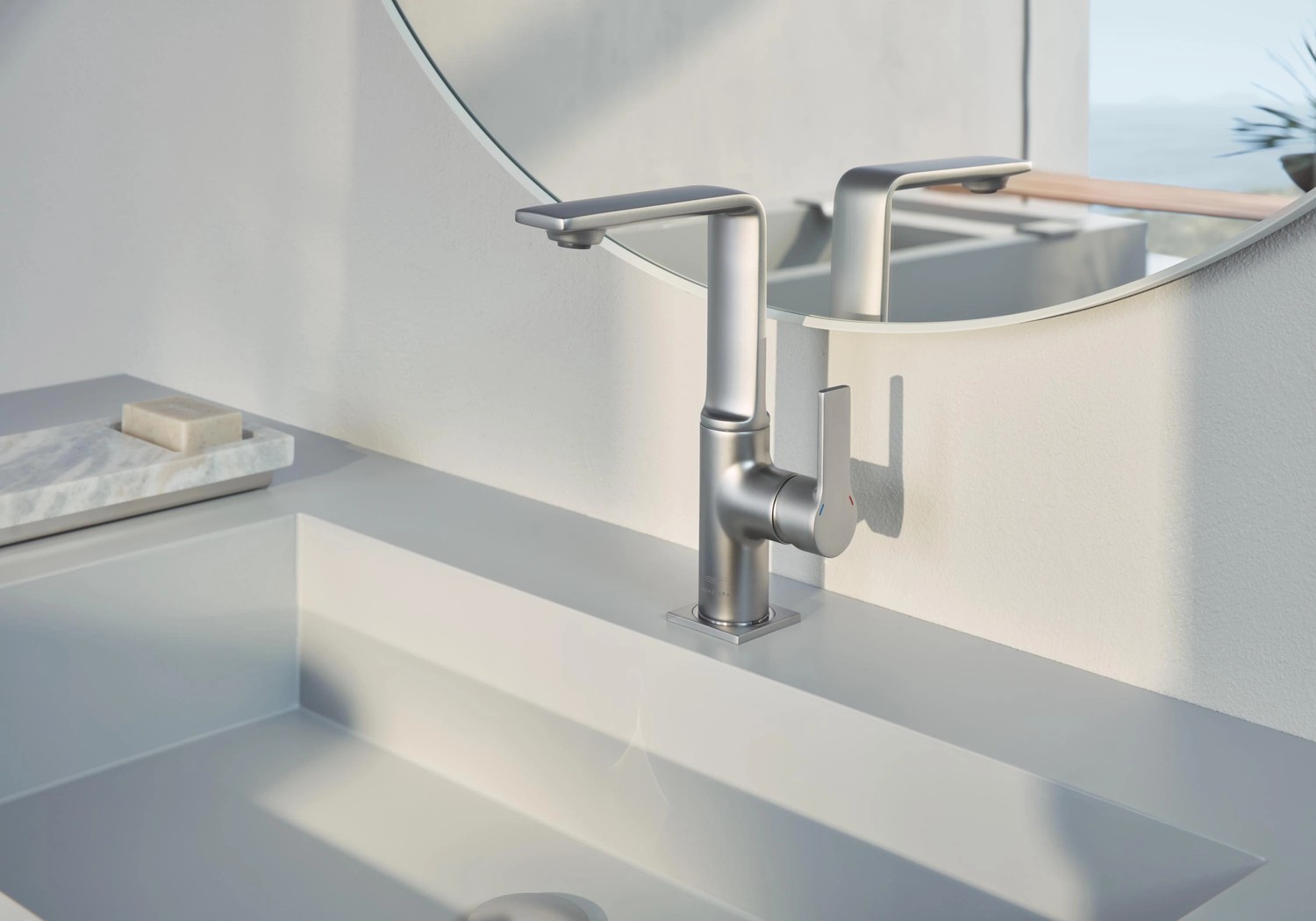 Minimalistyczna bateria przy białej umywalce fot. Grohe