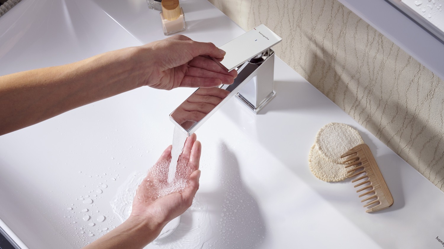 Mycie rąk przy chromowanej baterii umywalkowej fot. Hansgrohe