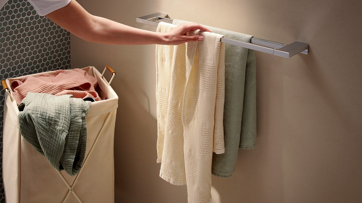 Beżowa łazienka z wieszakiem na ręczniki fot. Hansgrohe