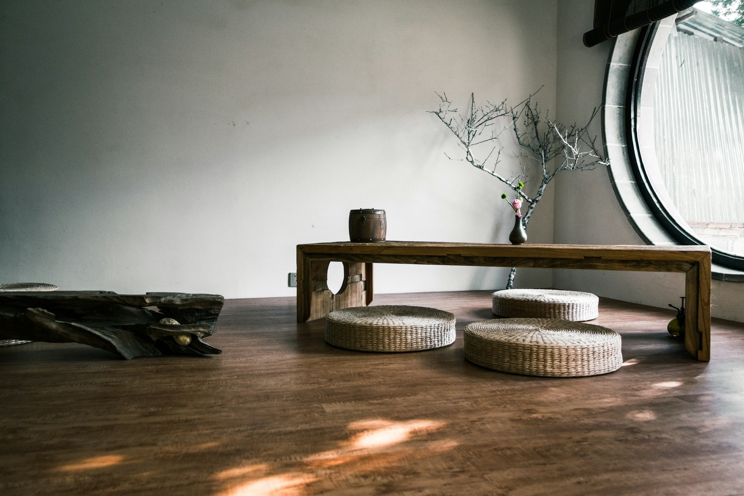 Minimalistyczna jadalnia wabi-sabi z drewnianą ławą fot. Unsplash