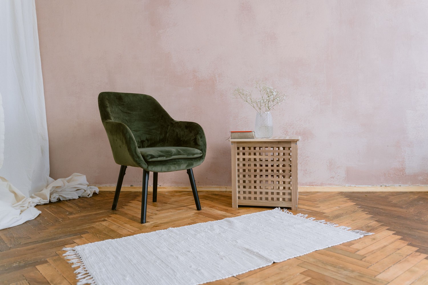 Minimalistyczny kącik do czytania z zielonym fotelem fot. Pexels