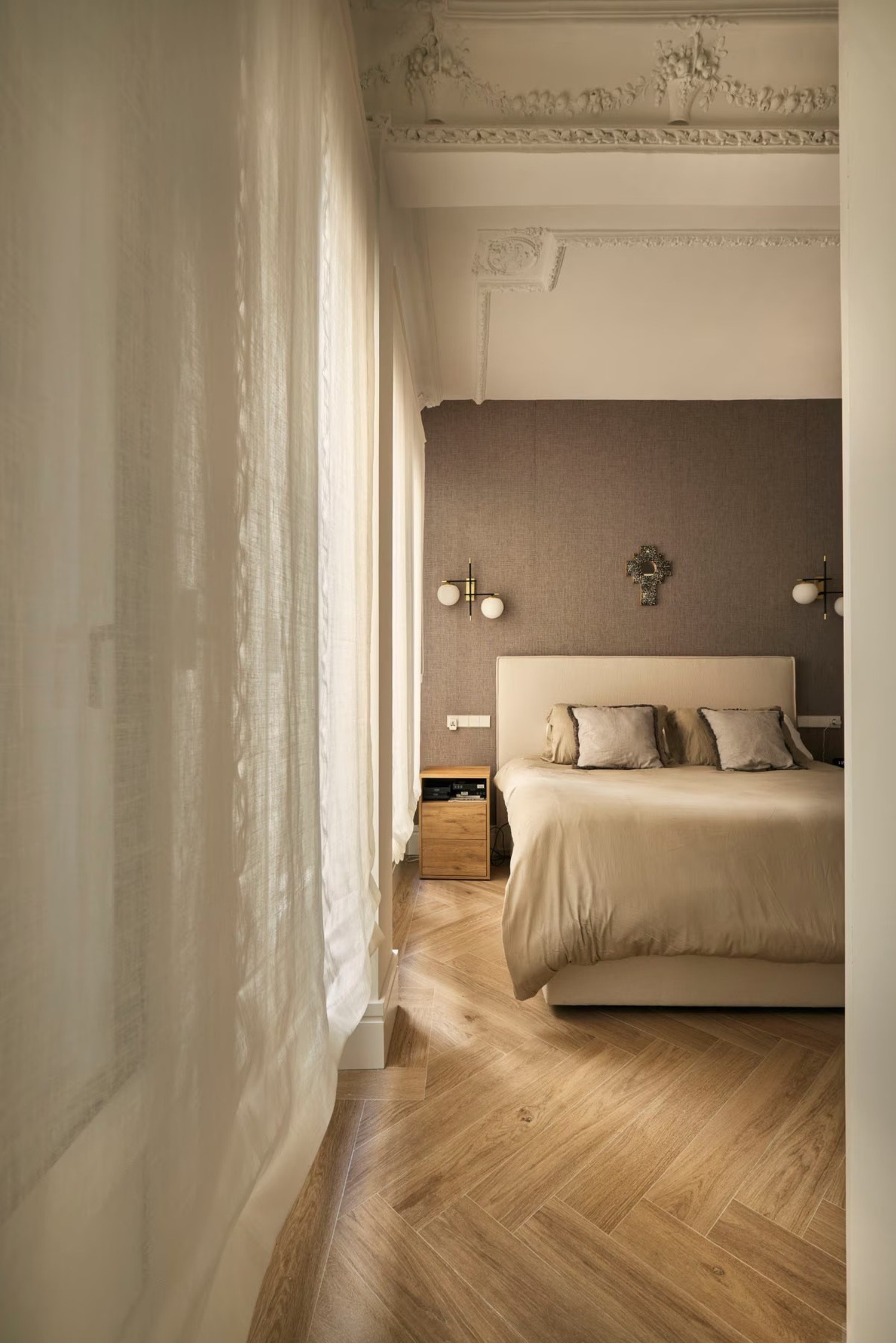 Klasyczna sypialnia z łóżkiem i sztukaterią fot. Porcelanosa