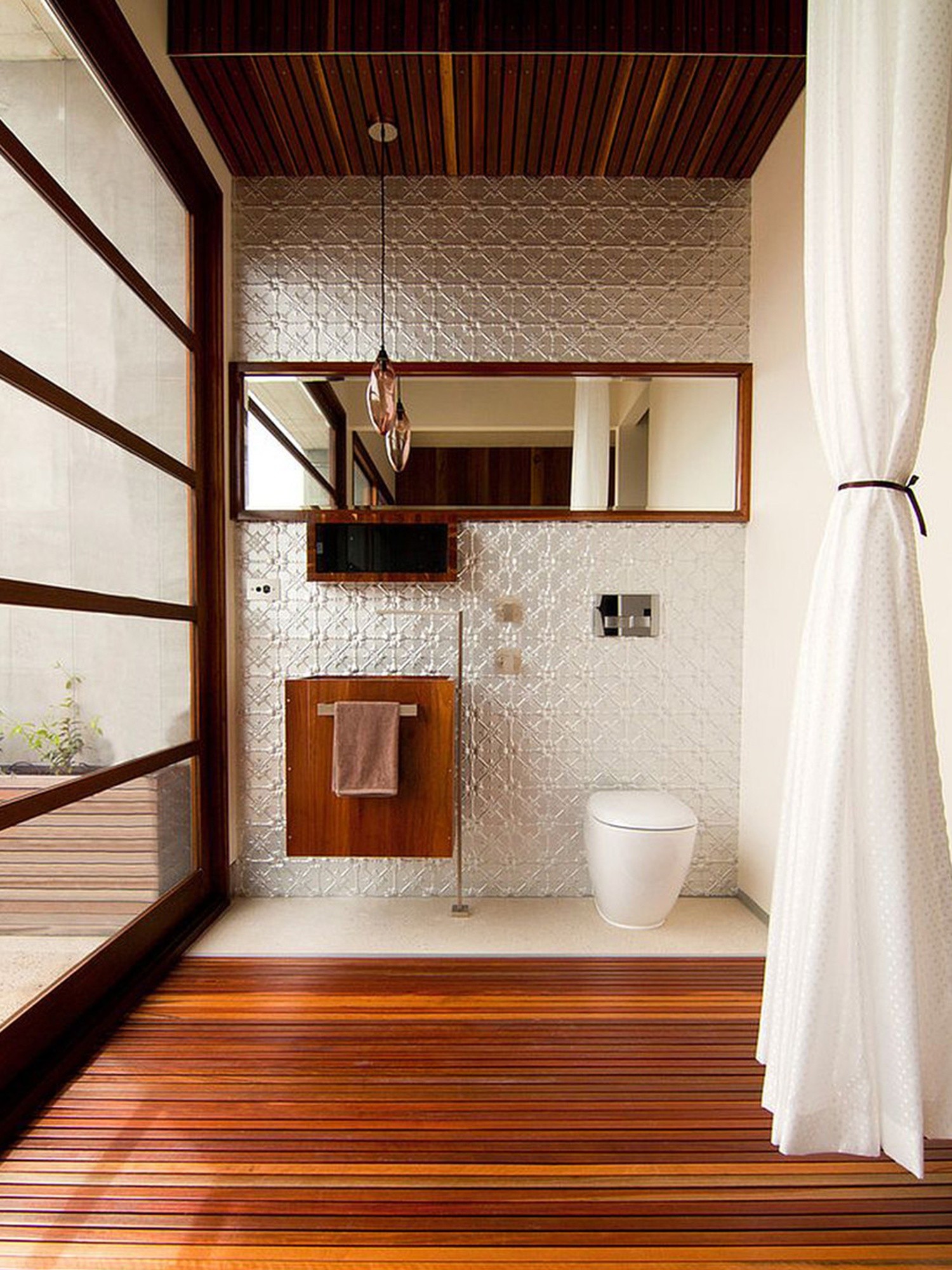 Łazienka mid-century z drewnem i lustrem fot. Hansgrohe