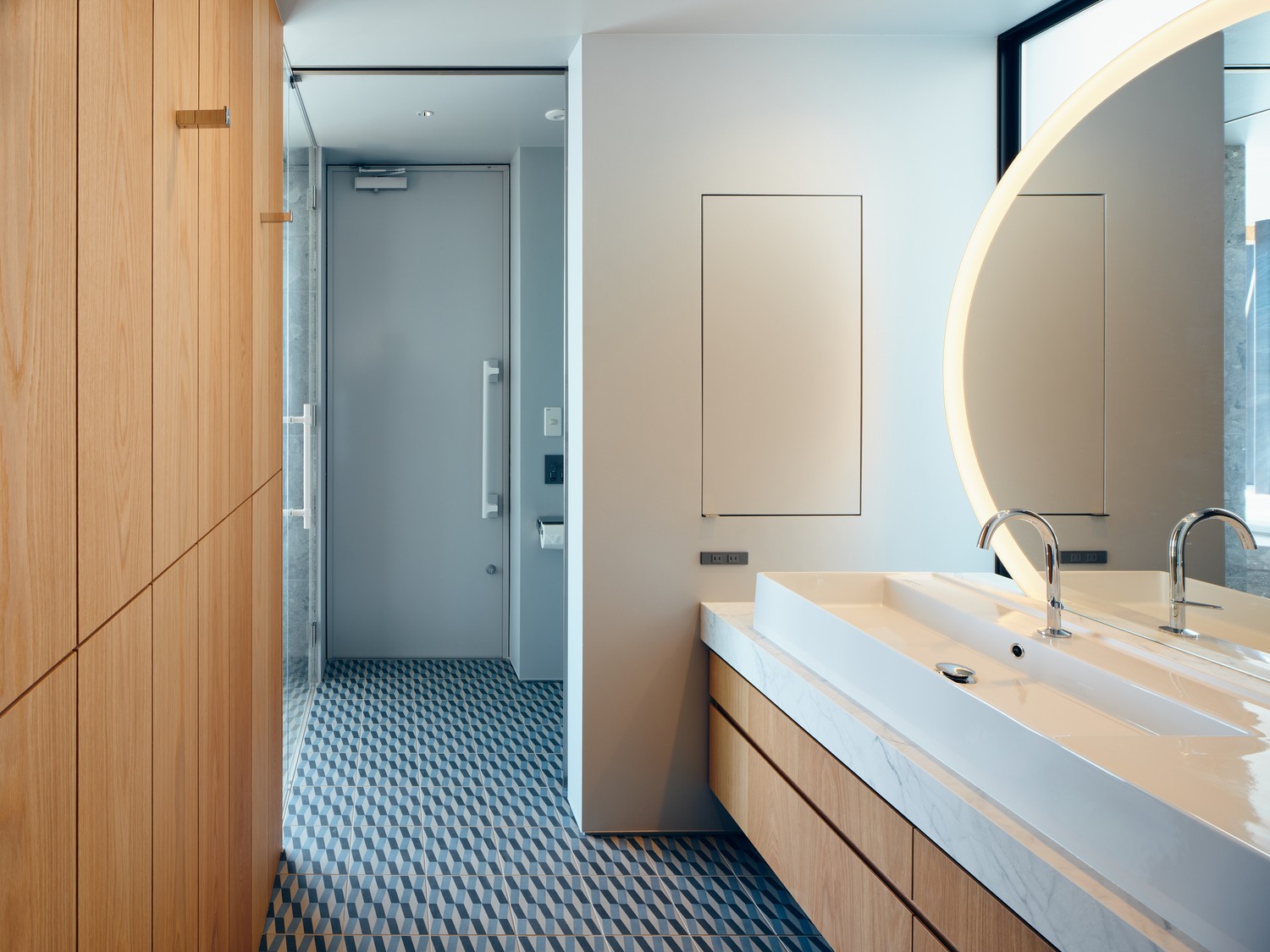 Japandi łazienka z dużą umywalką i lustrem LED fot. Hansgrohe