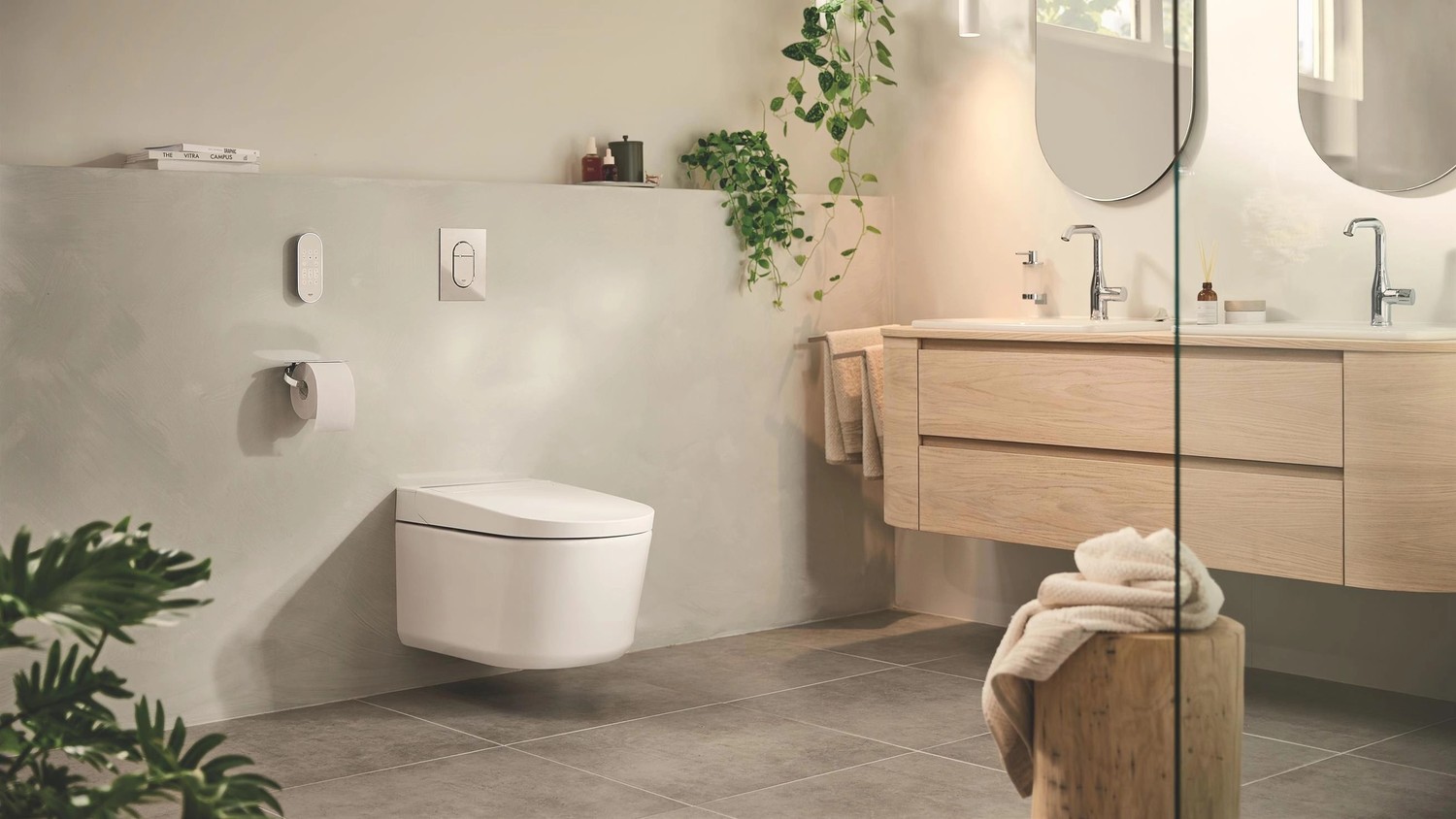 Minimalistyczna łazienka z podwójną umywalką fot. Grohe