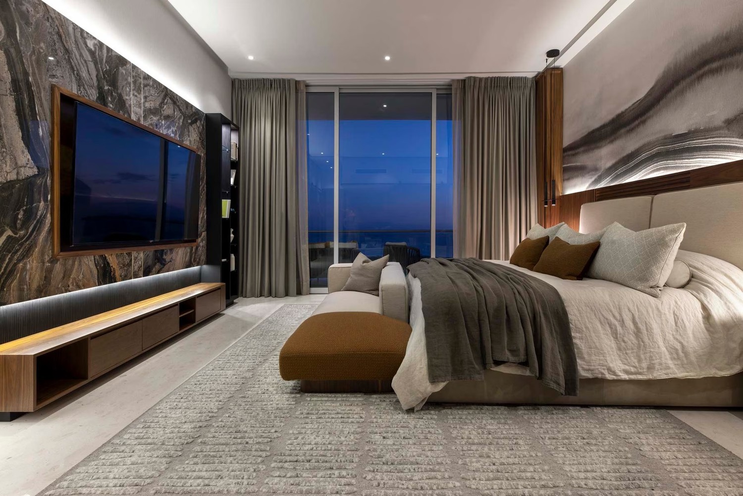 Elegancka sypialnia quiet luxury z marmurem i drewnem. fot. Porcelanosa