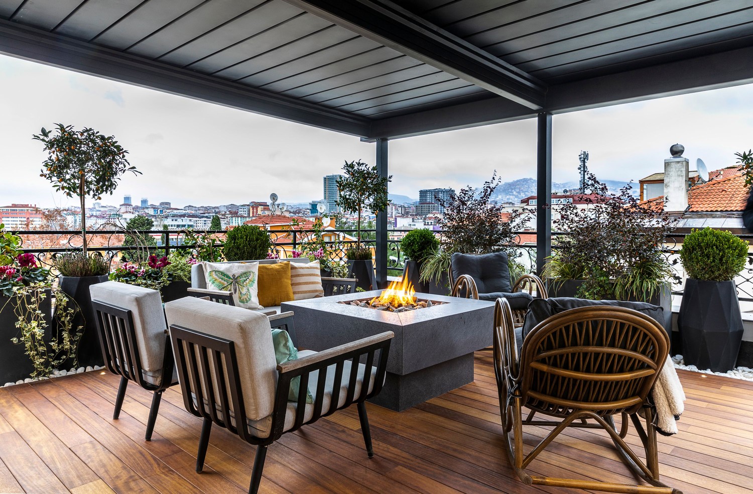 Taras z paleniskiem pod pergolą fot. Pexels