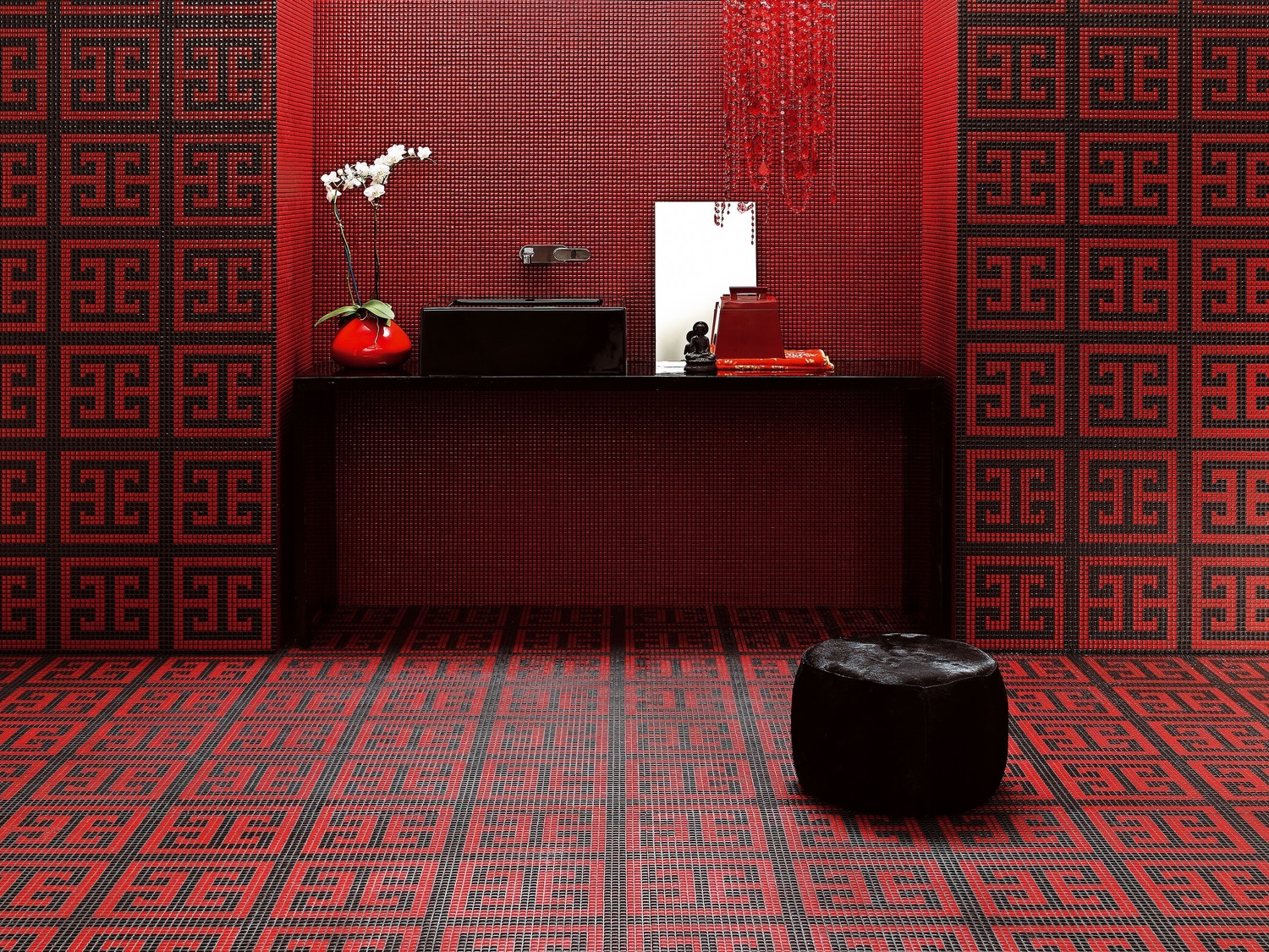 Czerwona mozaika w łazience z czarną umywalką fot. Bisazza