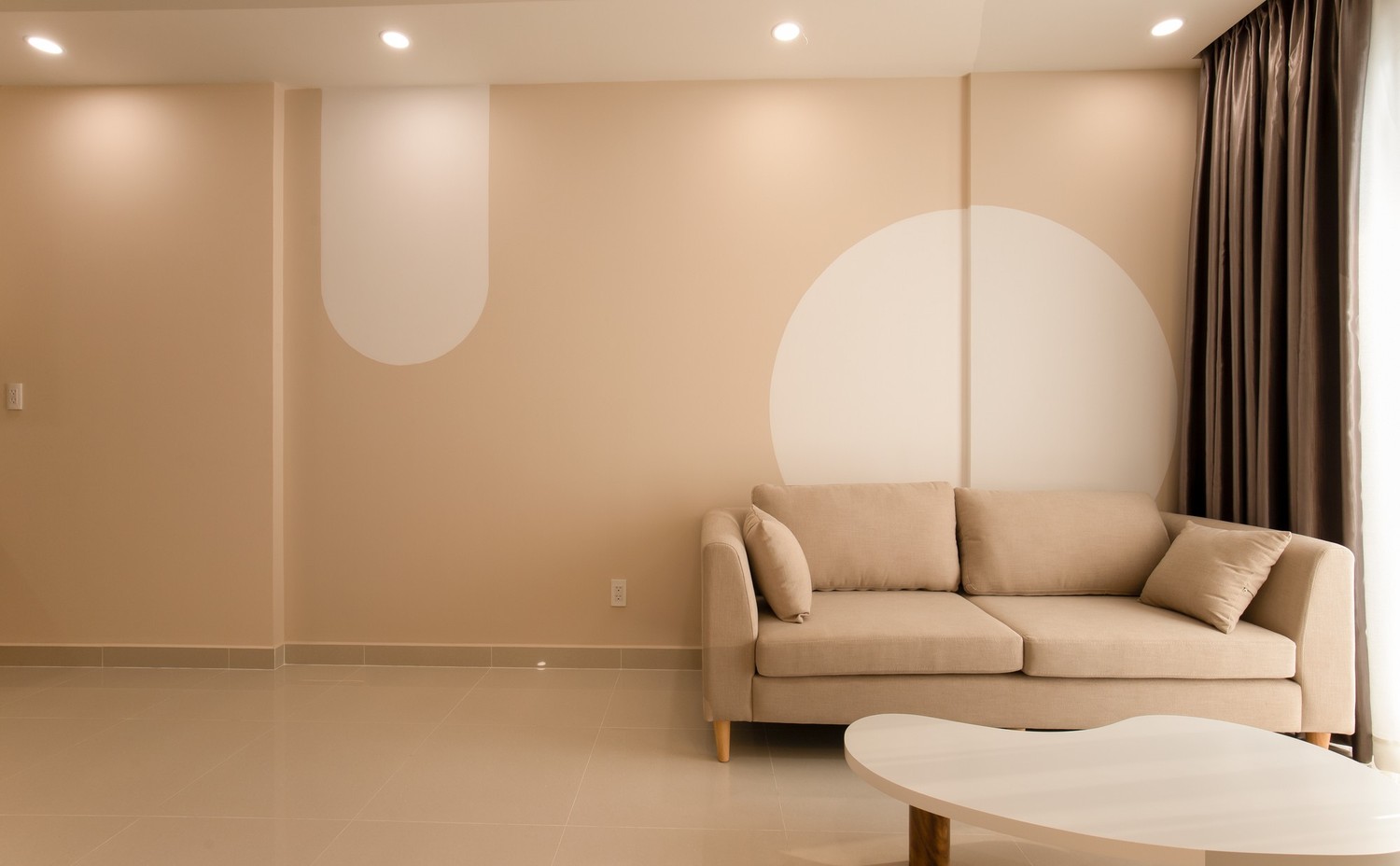 Minimalistyczny beżowy salon z narożną sofą fot. Pexels