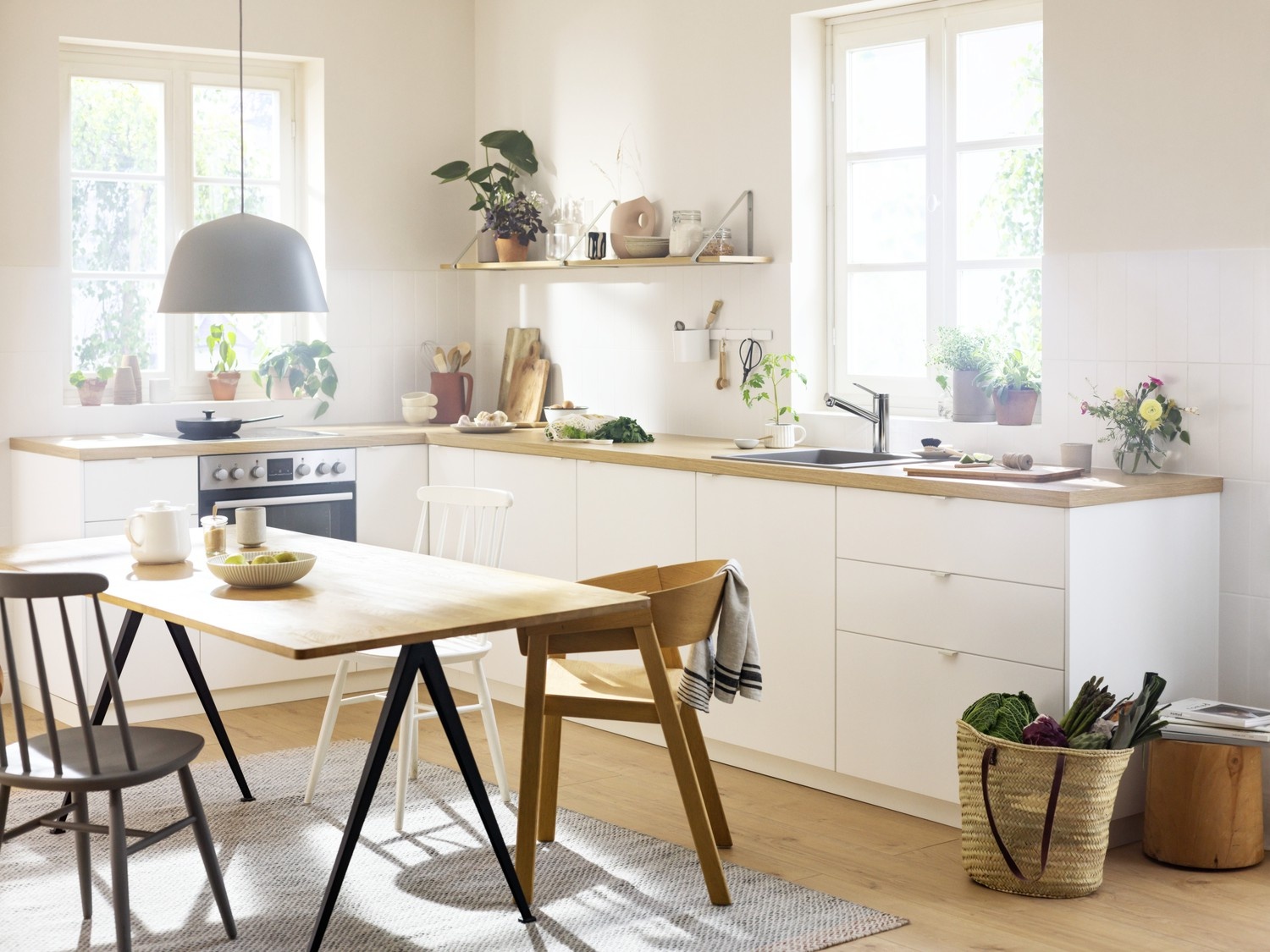 Minimalistyczna kuchnia z białą zabudową i baterią fot. Hansgrohe