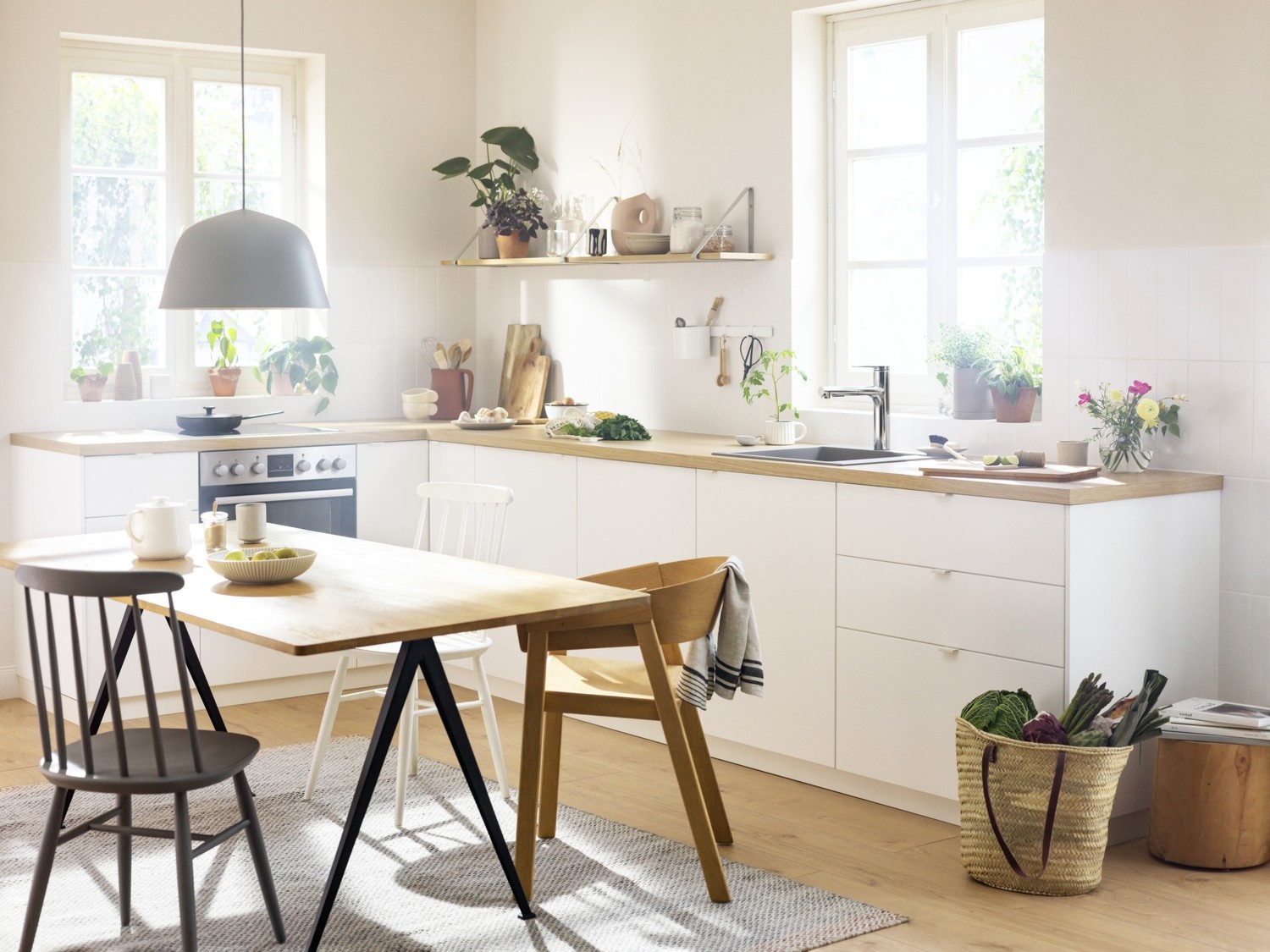 Minimalistyczna bateria przy szarym zlewie w kuchni fot. Hansgrohe