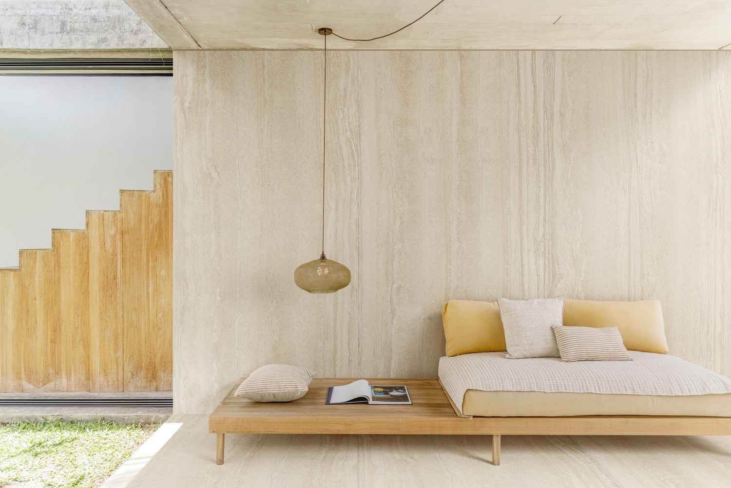 Minimalistyczna sypialnia z beżowym kamieniem i łóżkiem. fot. Marazzi
