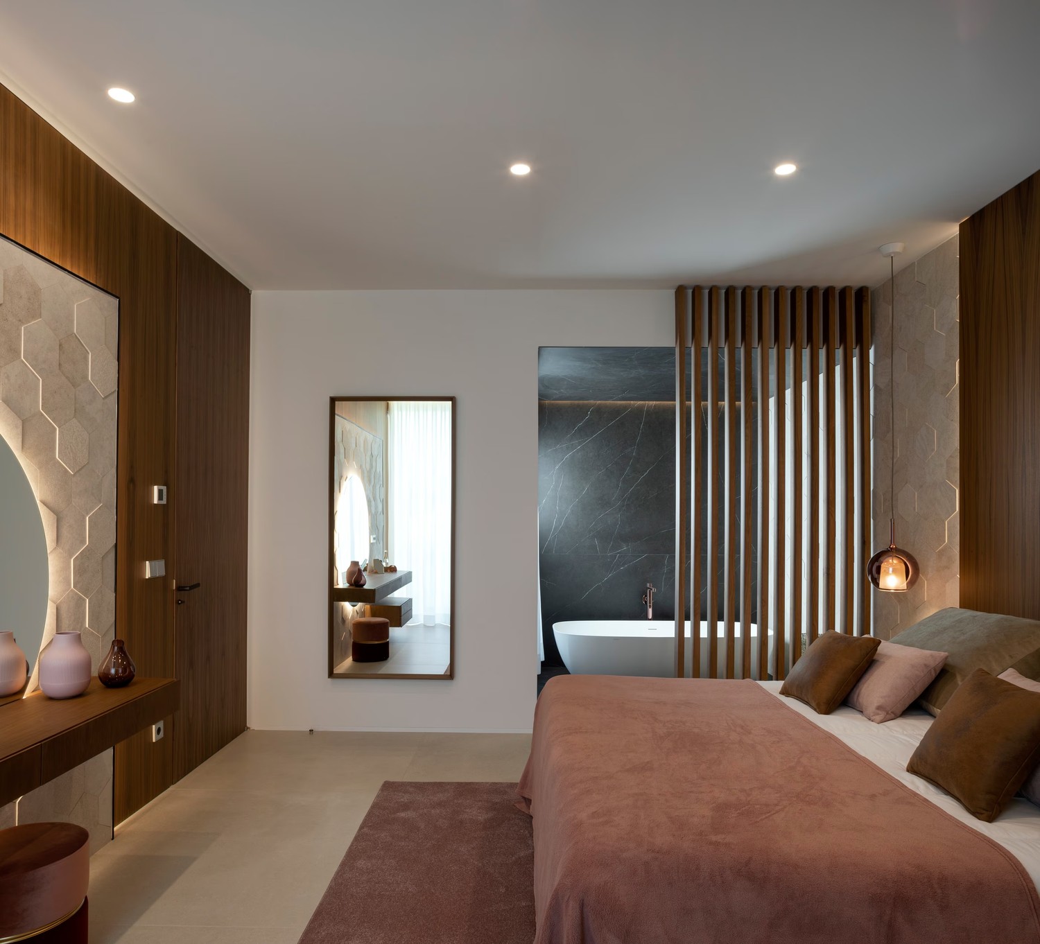 Przytulna sypialnia z łazienką i wolnostojącą wanną. fot. Porcelanosa