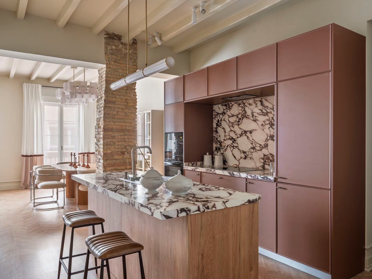 Eklektyczna kuchnia z marmurową wyspą i cegłą. fot. Porcelanosa
