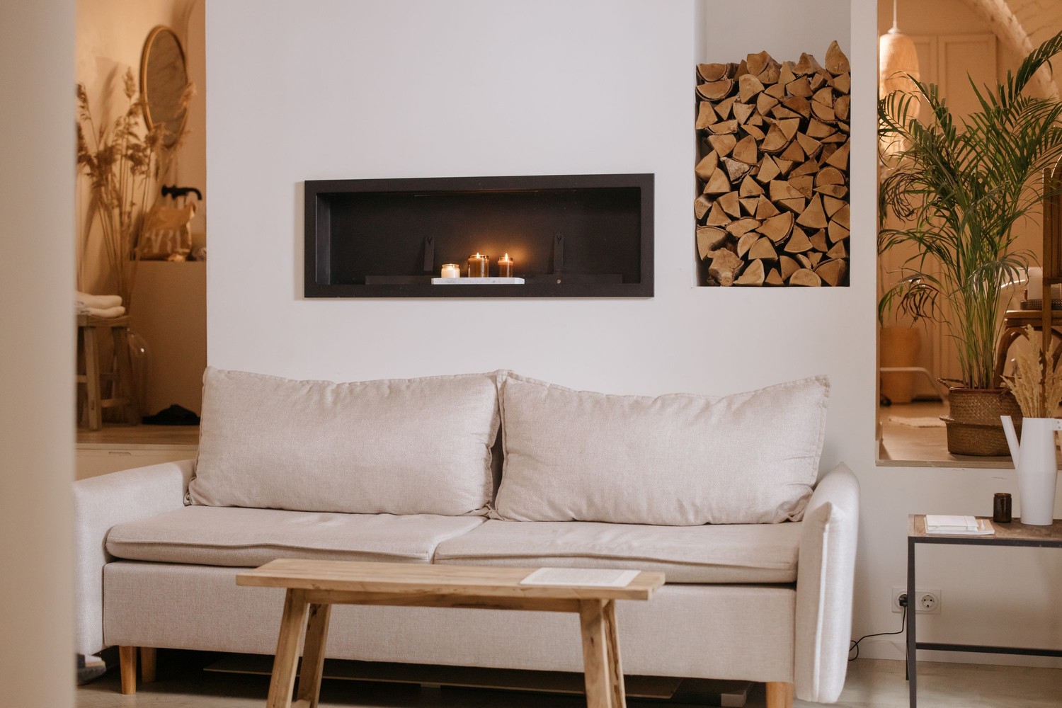 Skandynawski salon z kominkiem i drewnem fot. Pexels