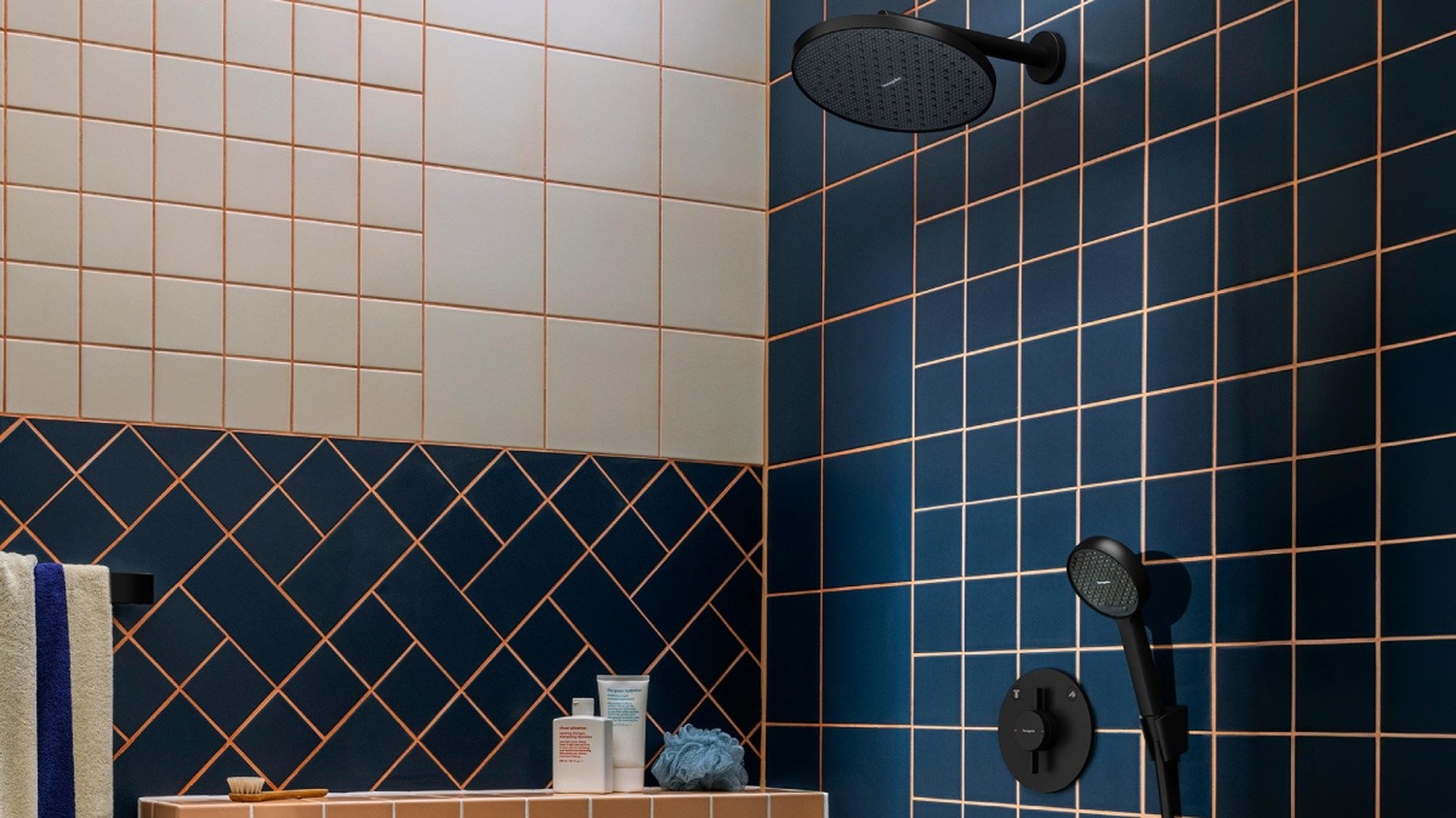 Granatowy prysznic z czarną deszczownicą fot. Hansgrohe