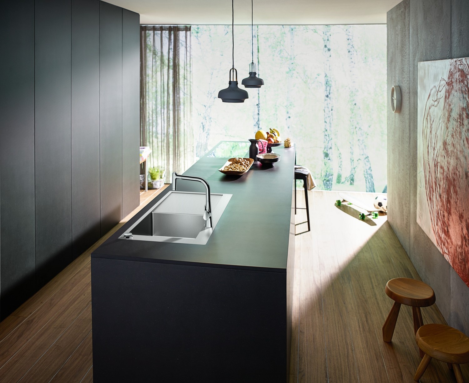 Nowoczesna bateria przy stalowym zlewie na wyspie fot. Hansgrohe