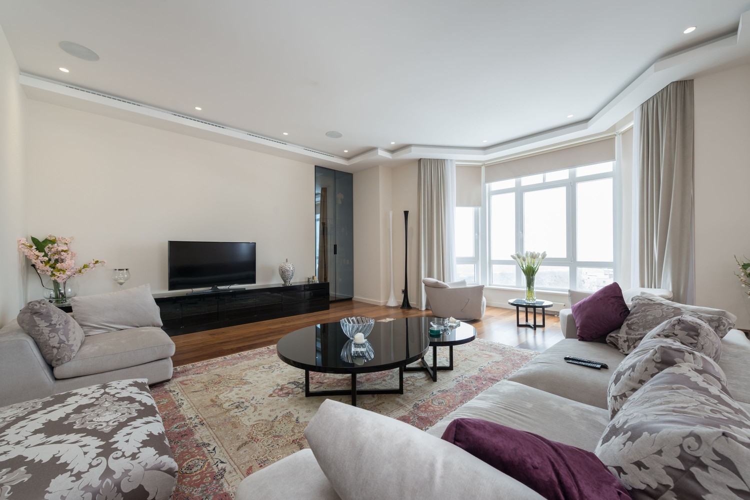 Elegancki salon modern classic z beżową sofą fot. Pexels