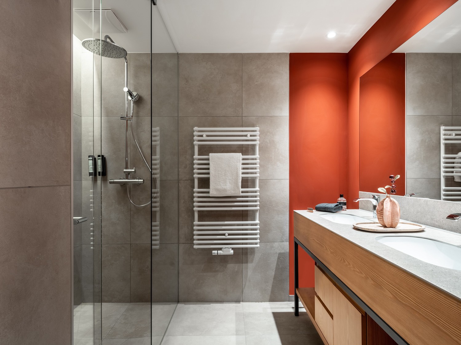 Nowoczesna łazienka z podwójną umywalką i walk-in, fot. Duravit