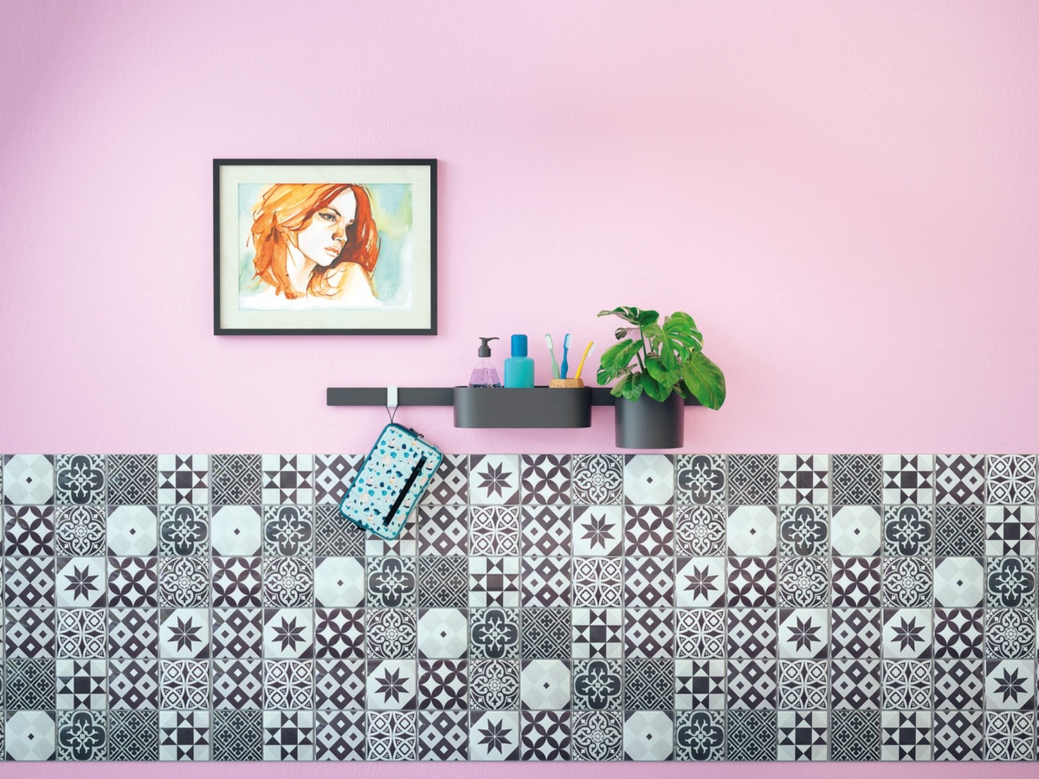 Różowa łazienka z patchworkową płytką i półką fot. Hansgrohe