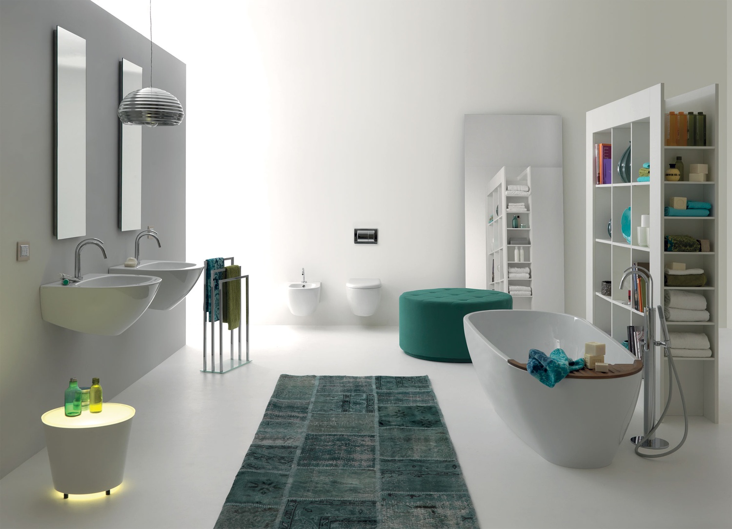 Minimalistyczna łazienka z wanną wolnostojącą i bidetem, fot. Aquatech